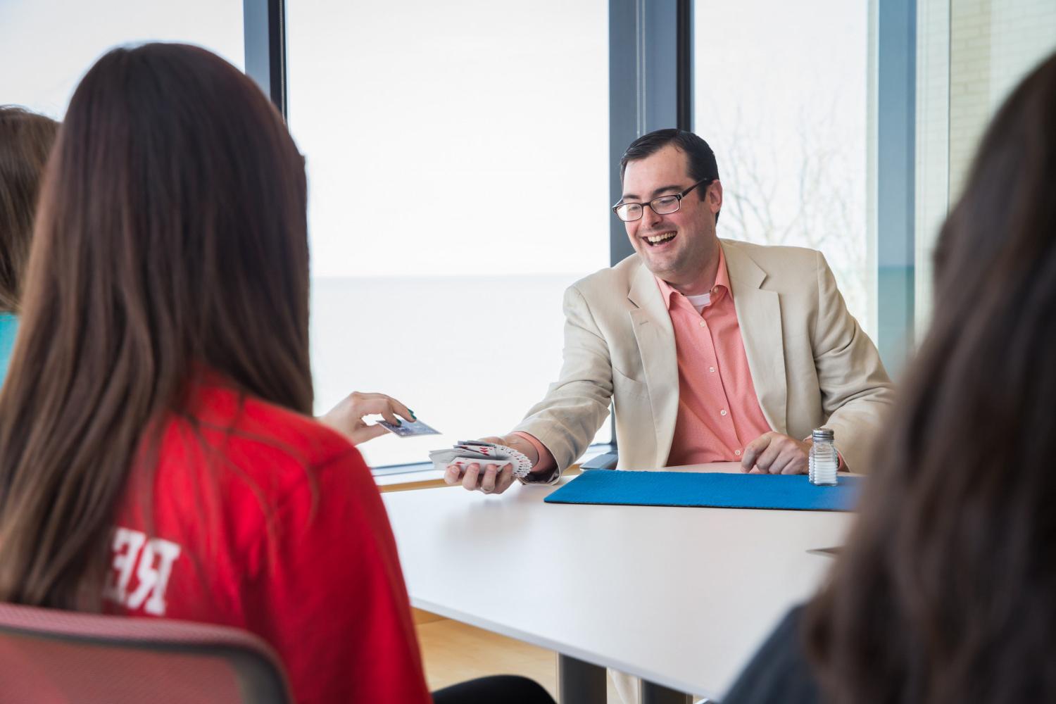 Anthony Barnh艺术, associate professor of psychological science 和 C艺术hage?s resident magician